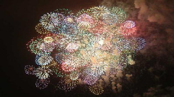祭りのラストはスターマインを中心とした1000発の花火