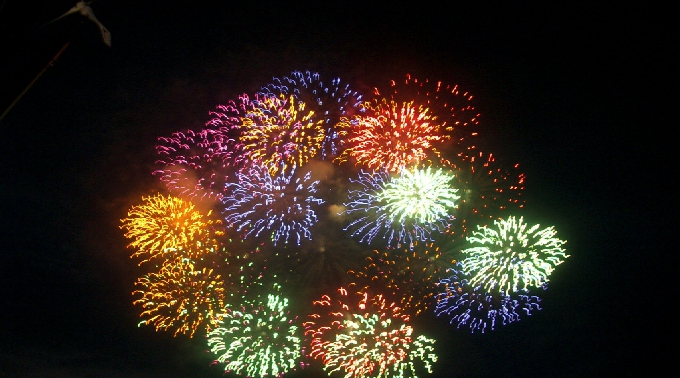 屋敷山公園から打ち上げられる3000発の花火
